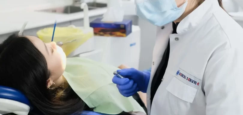 Balçova'da bir hastaya kompozit diş dolgusu uygulayan diş hekimi