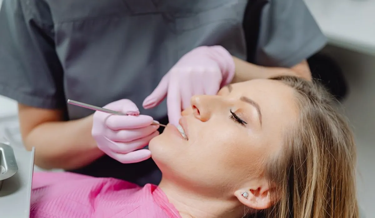 Diş kliniğinde dolgu sonrası kontrol muayenesi yapılan kadın hasta