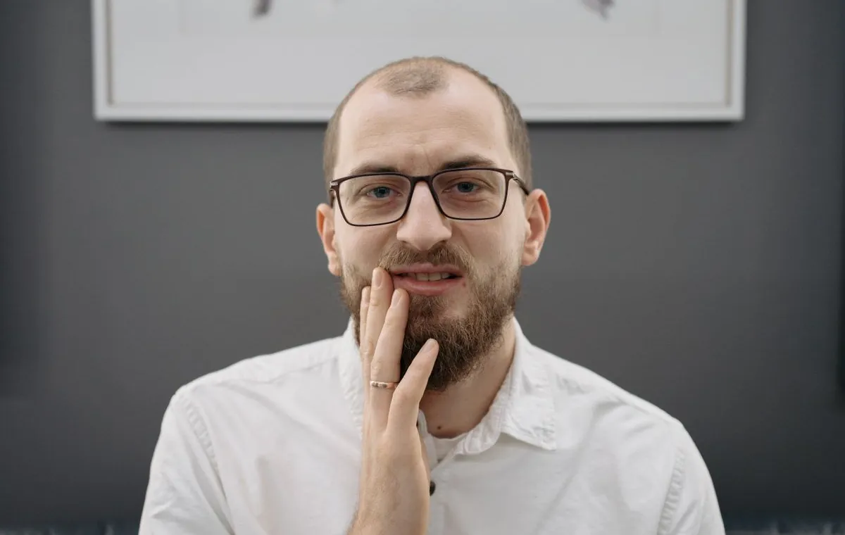 Şiddetli diş ağrısı nedeniyle yanağını tutan bir erkek